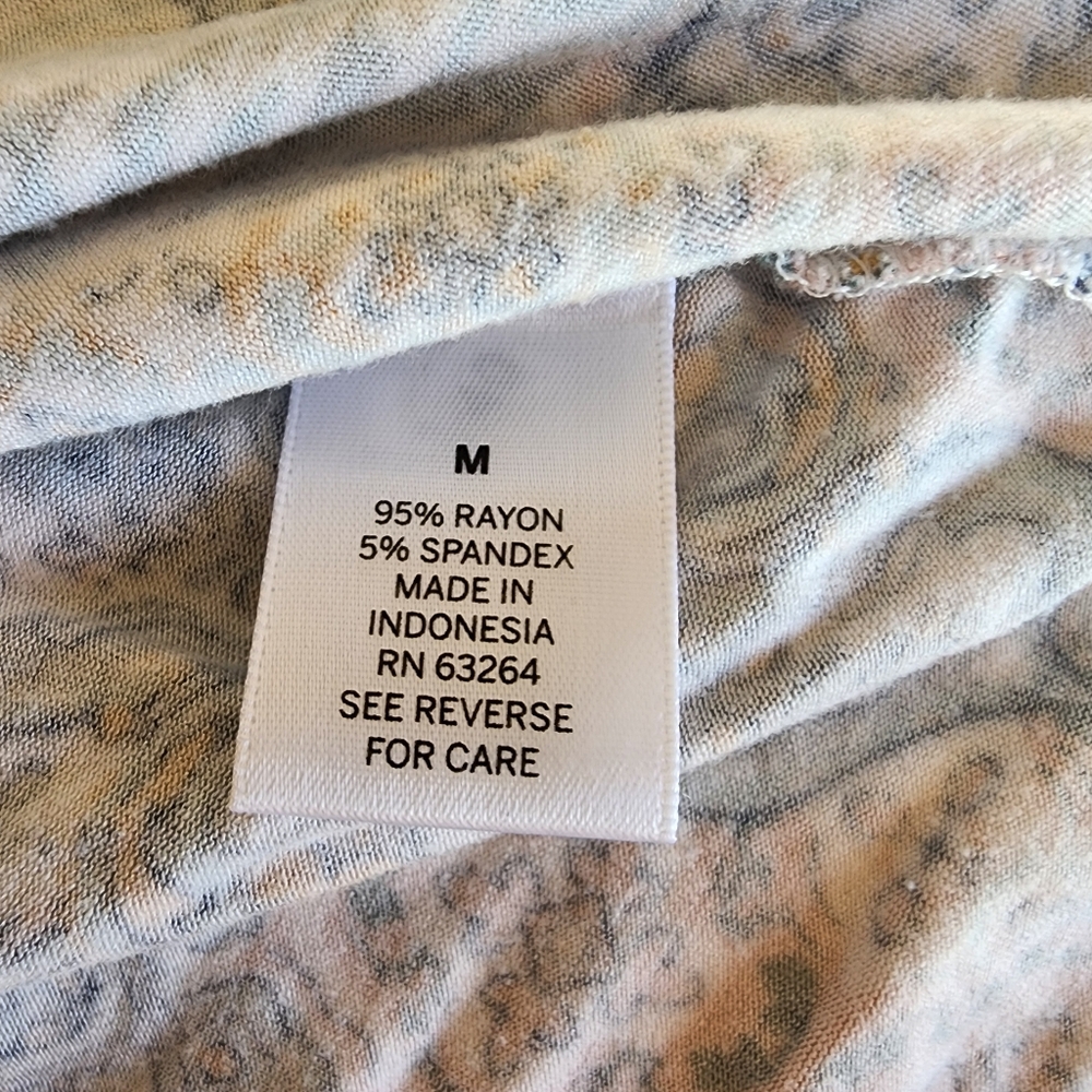 Patterned keyhole back tee. Medium. - Picture 8 of 9